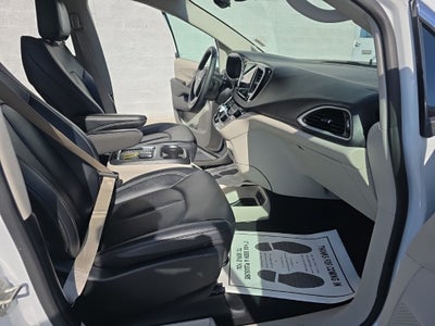 2024 Chrysler Pacifica Touring L + Heated Front Seats & Steering Wheel