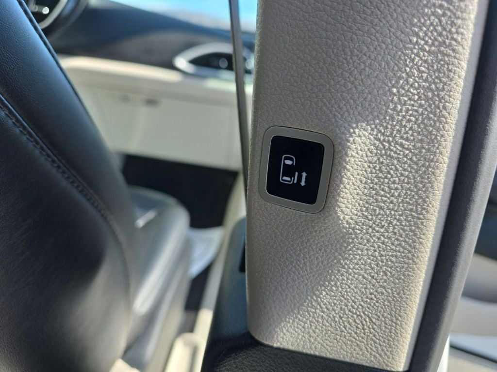 2024 Chrysler Pacifica Touring L + Heated Front Seats & Steering Wheel