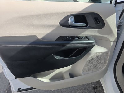 2024 Chrysler Pacifica Touring L + Heated Front Seats & Steering Wheel