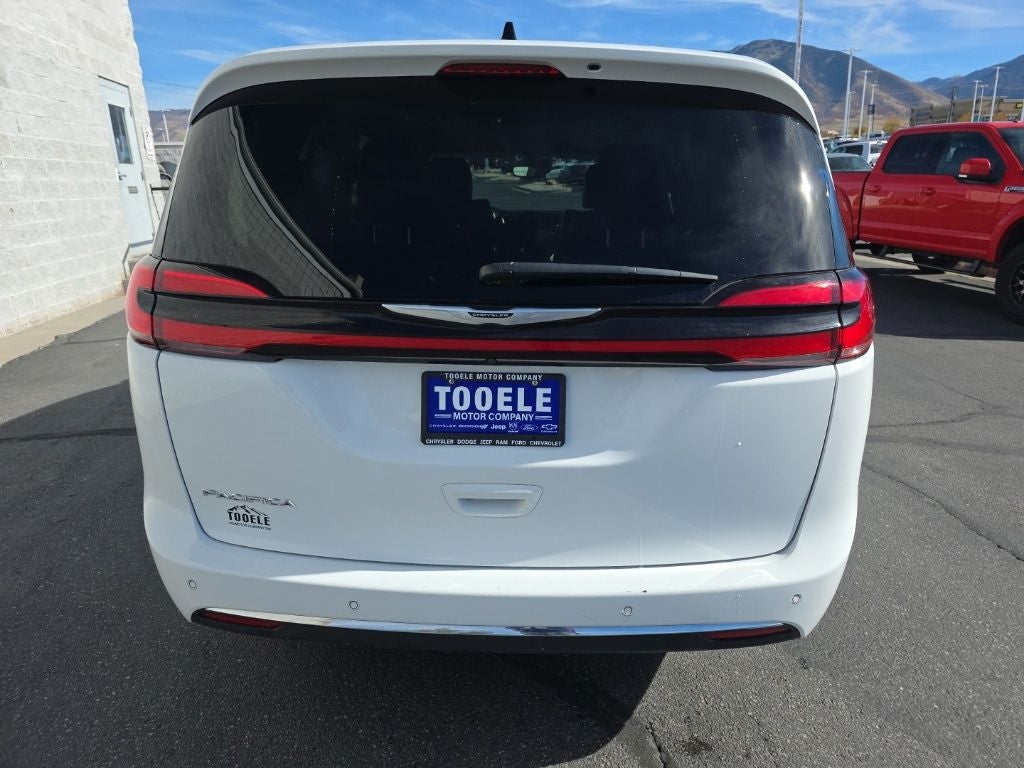 2024 Chrysler Pacifica Touring L + Heated Front Seats & Steering Wheel