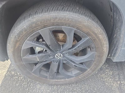 2022 Volkswagen Taos 1.5T SE + Panoramic Sunroof Package