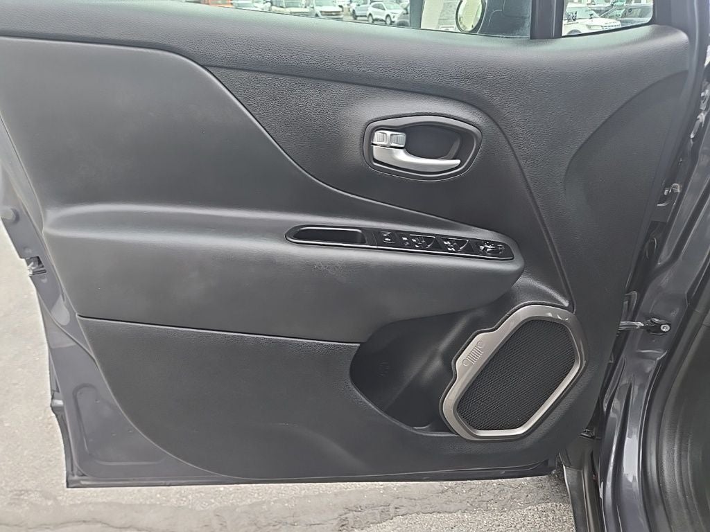 2023 Jeep Renegade Latitude + Push-button Start + Lane Keep Assist