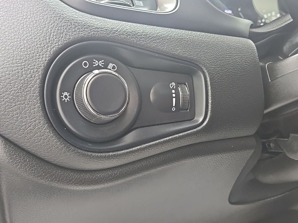 2023 Jeep Renegade Latitude + Push-button Start + Lane Keep Assist